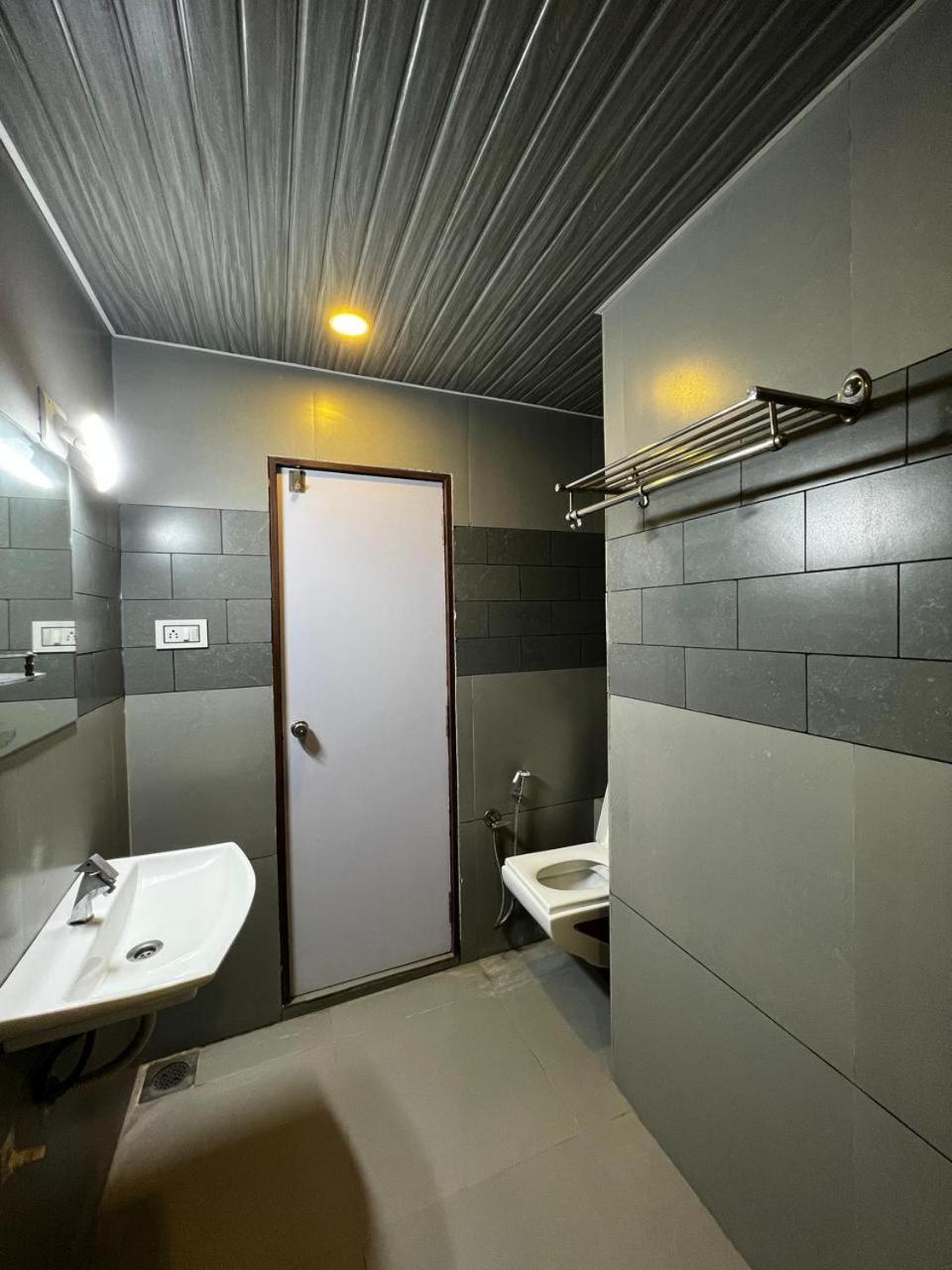 Hotel Savera Inn Morbi Екстер'єр фото